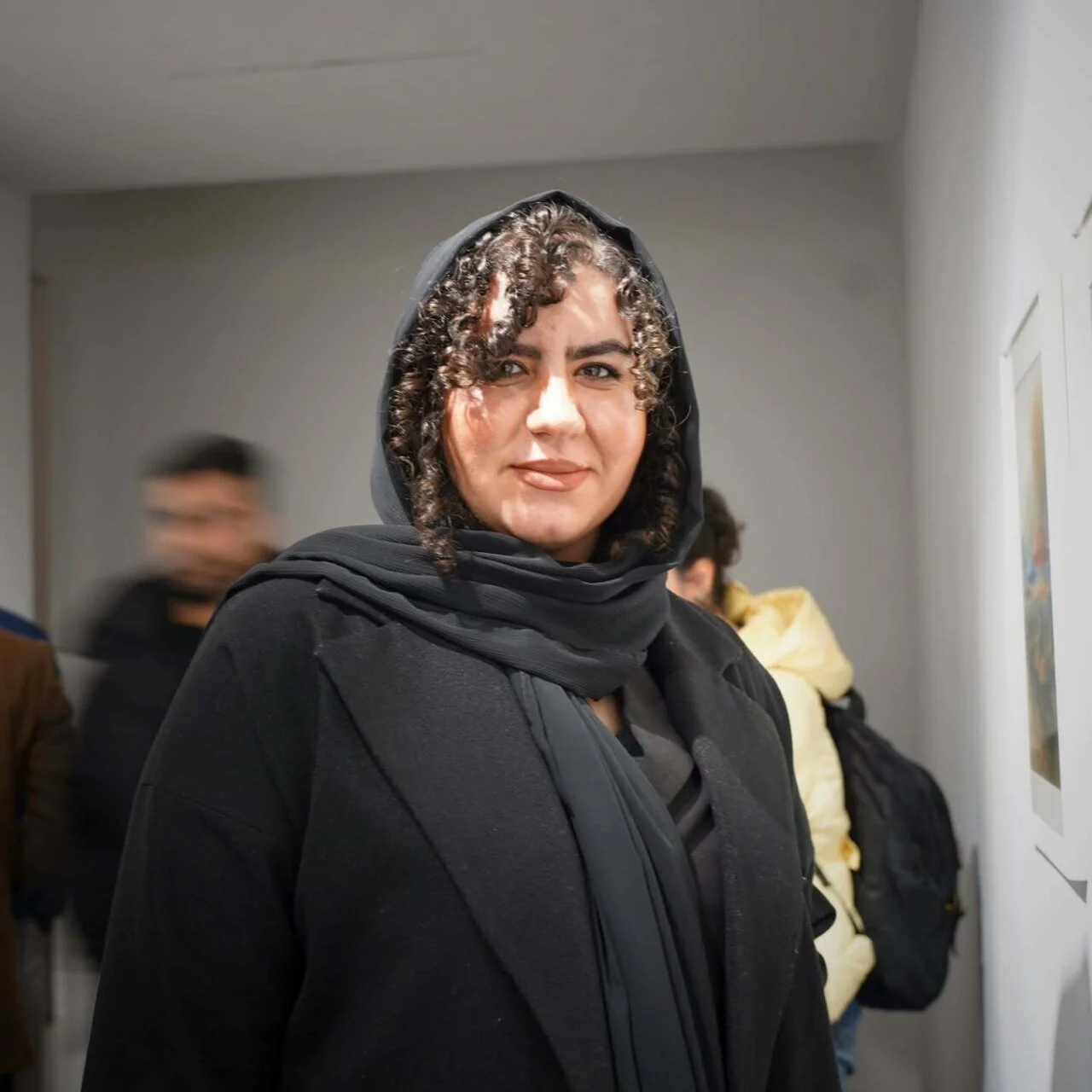 روناک نون‌خ با یک استایل رسمی در نمایشگاه نقاشی