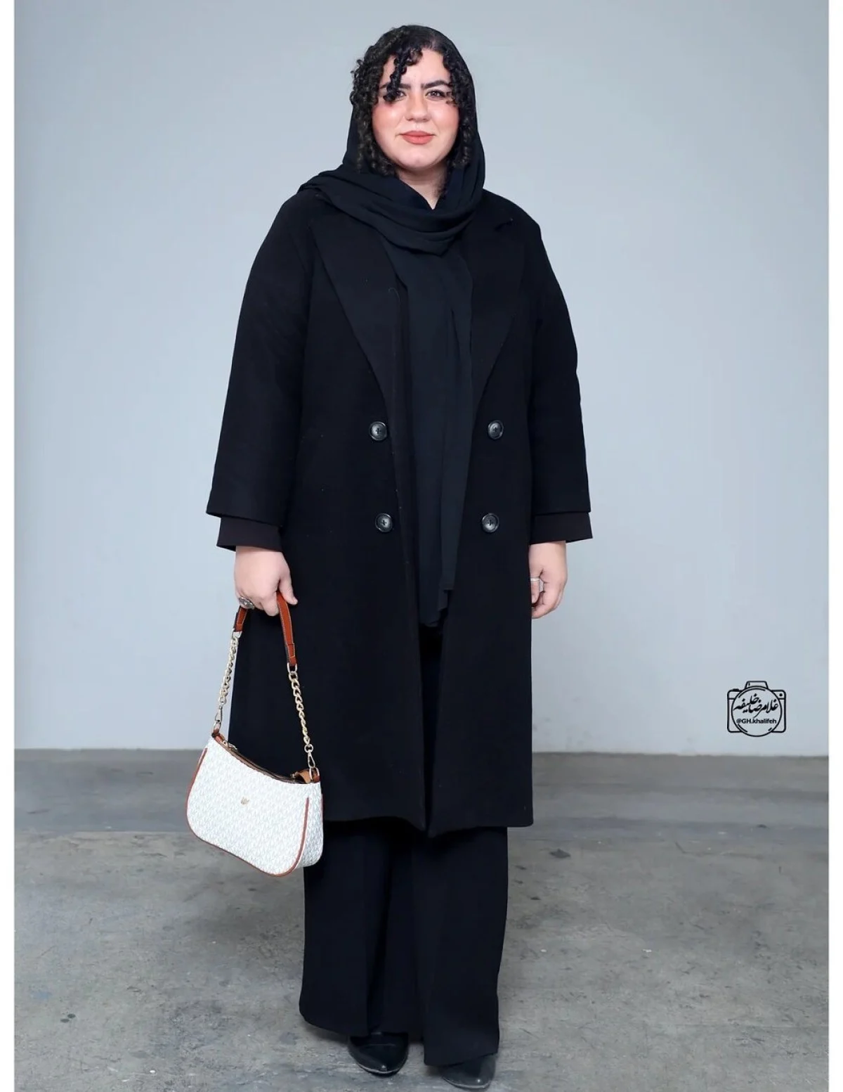 روناک نون‌خ با یک استایل رسمی در نمایشگاه نقاشی