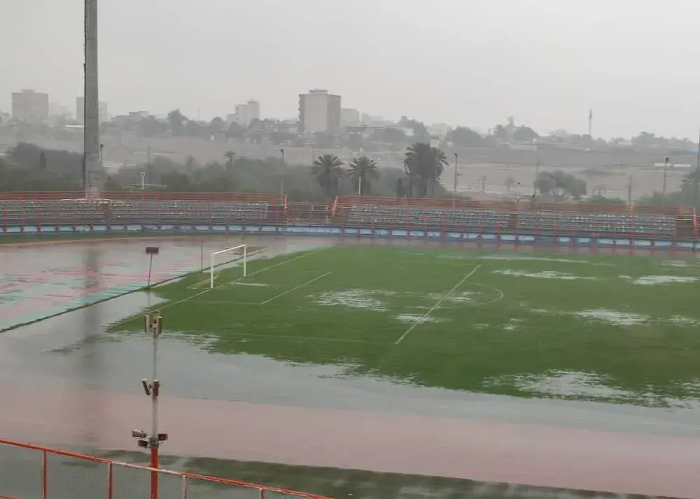 ورزشگاه خلیج فارس بندرعباس زیر سیل باران غرق شد؛ دیدار استقلال در خطر جدی!