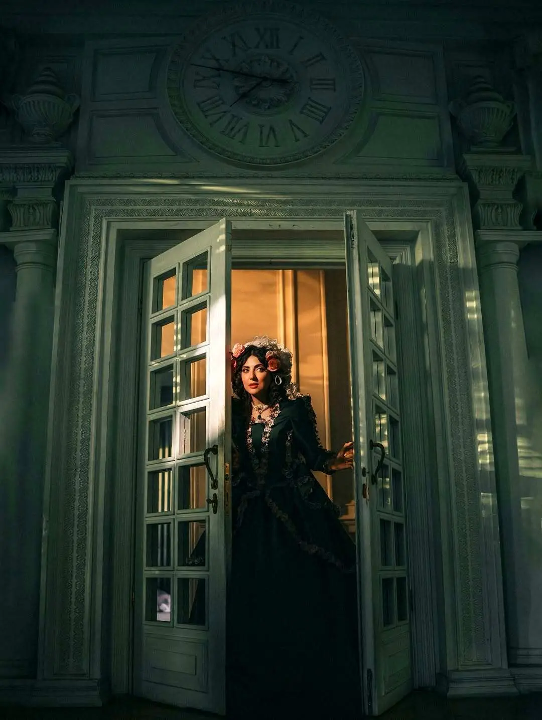 هلیا امامی با لباس‌های قدیمی