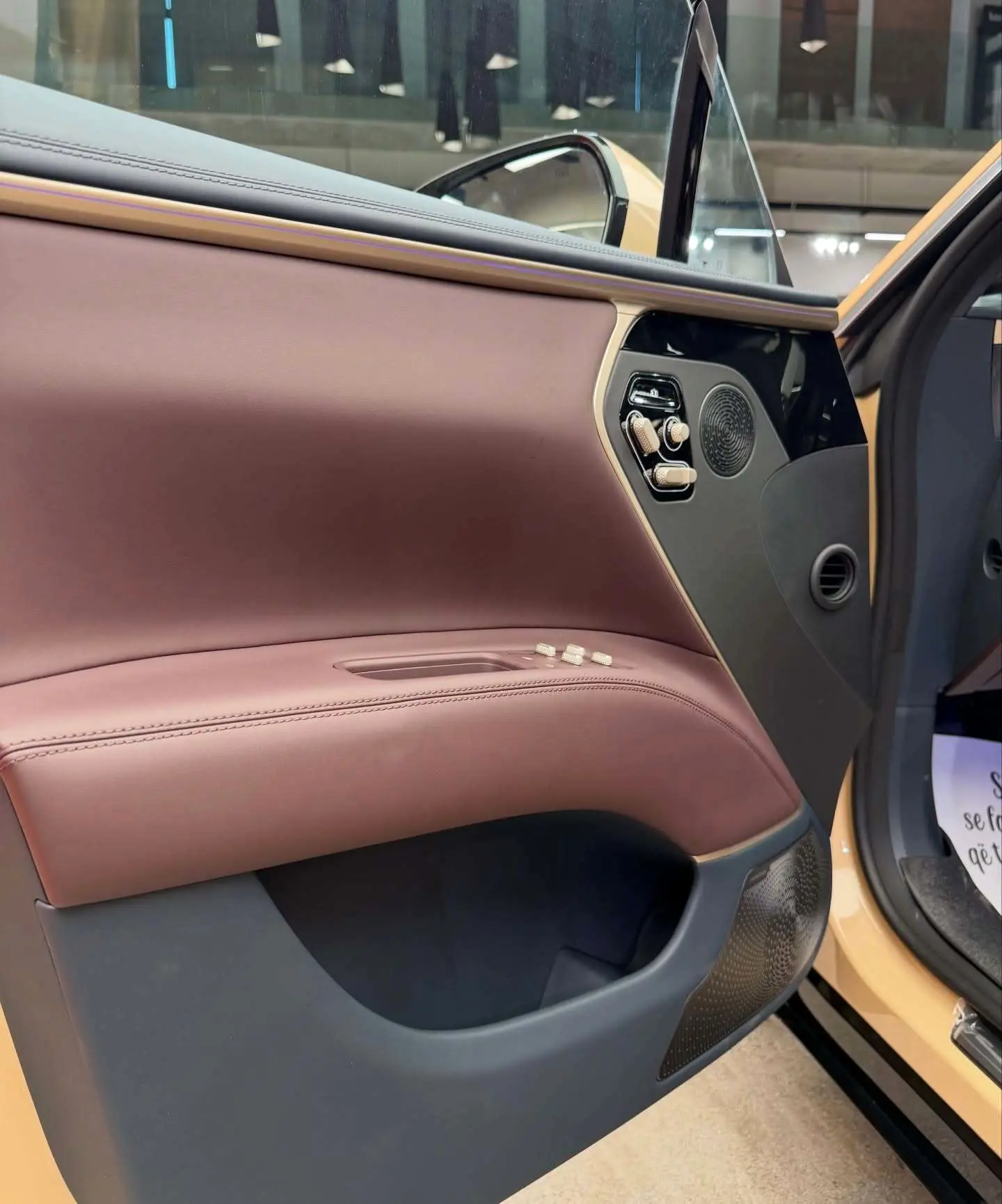 نمای ظاهری خودروی شاسی‌بلند الکتریکی آواتار ۱۱ الترا (AVATR 11 Ultra) به رنگ مشکی با رینگ‌های ۲۱ اینچی و باله عقب فعال.