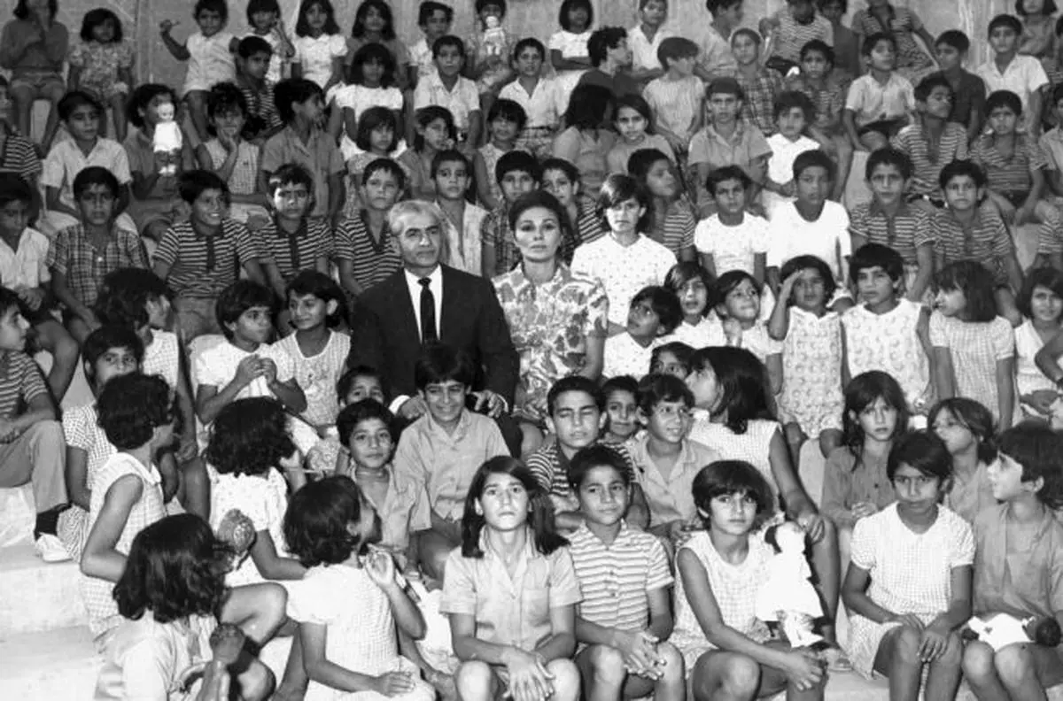 محمدرضا شاه و فرح در دیداری تاثیرگذار از مرکز کودکان بی‌سرپرست: لحظاتی پر از احساسات ناب