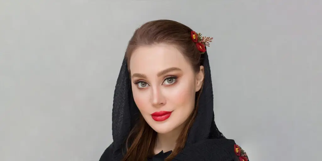 آرام جعفری تازه عروس سینما با استایل اروپایی و جذاب در کنار درخت کریسمس!