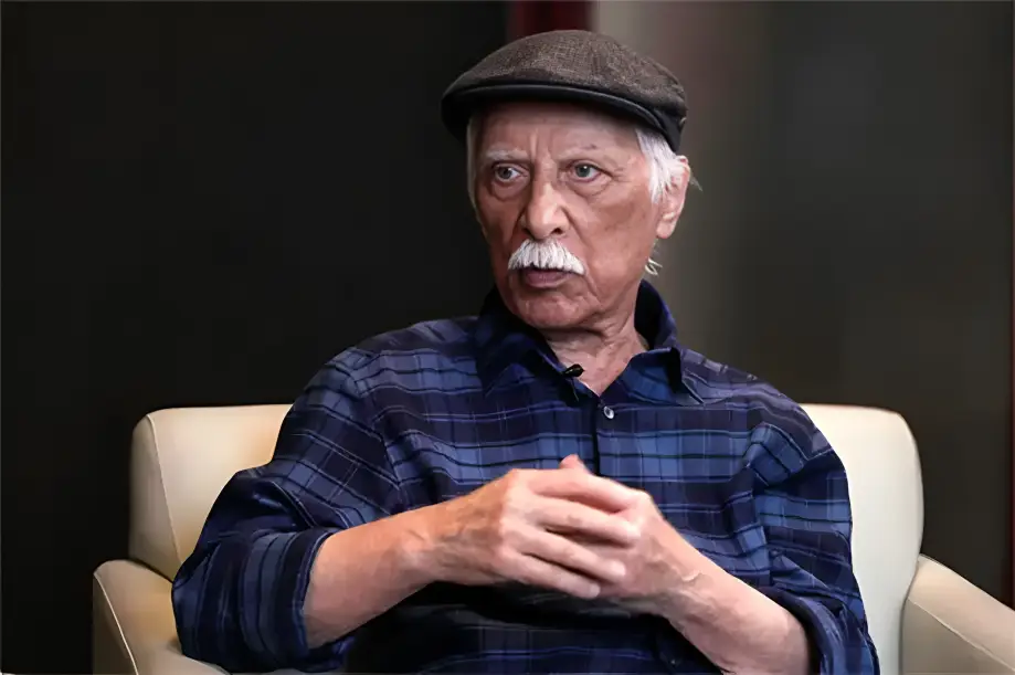 لحظه‌ای دیده نشده از بهرام بیضایی در کنار همسرانش؛ رازهای زندگی این استاد بزرگ تئاتر ایران