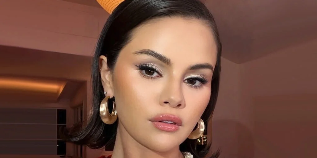 سلینا گومز با استایل جسورانه و چشم‌های تا به تا در مراسم اکران: حمایت ویژه از همکارانش در سینما