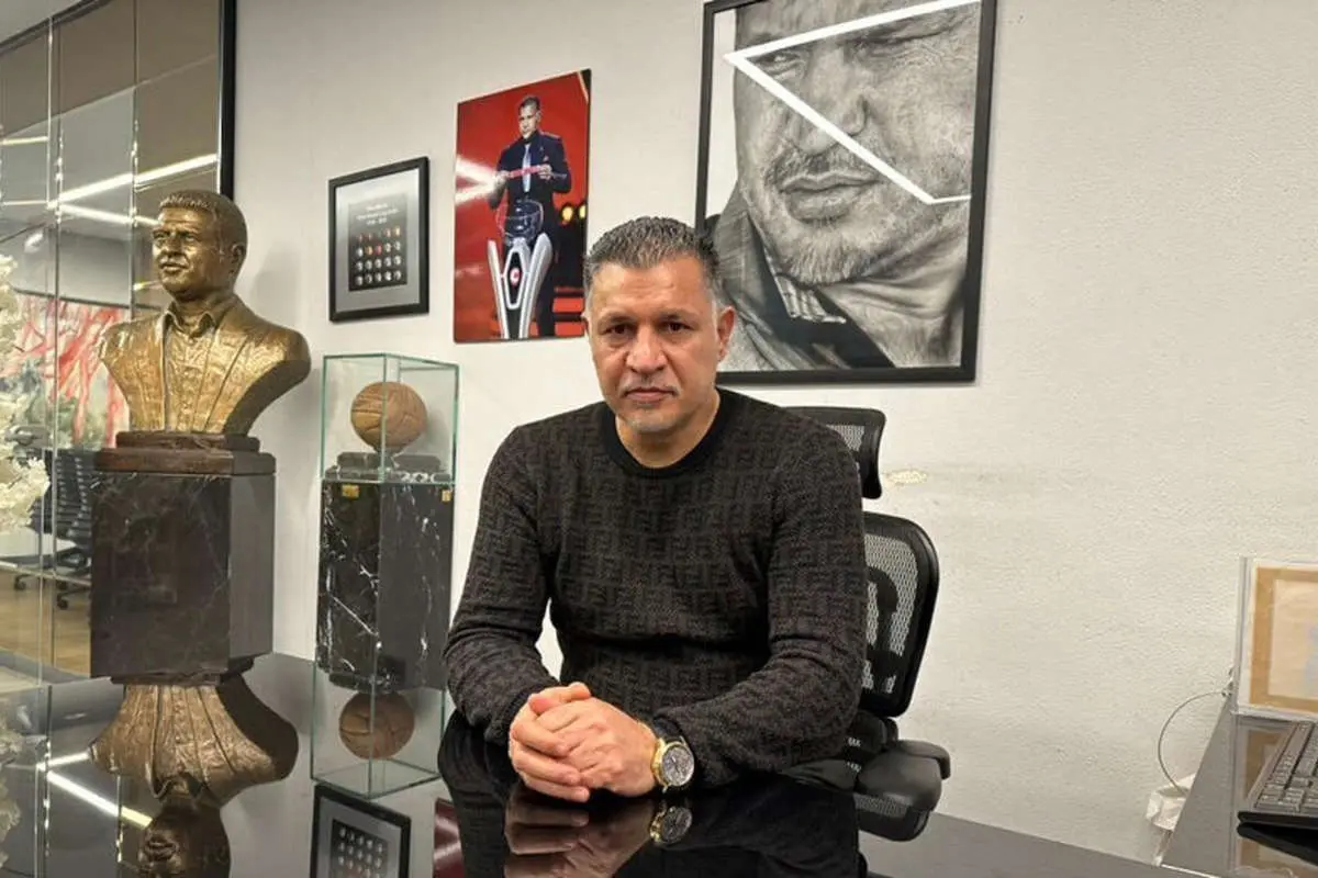 تشویق بی‌نظیر تماشاگران با حضور غافلگیرکننده علی دایی و همسرش در نمایش موزیکال «رابین‌هود»