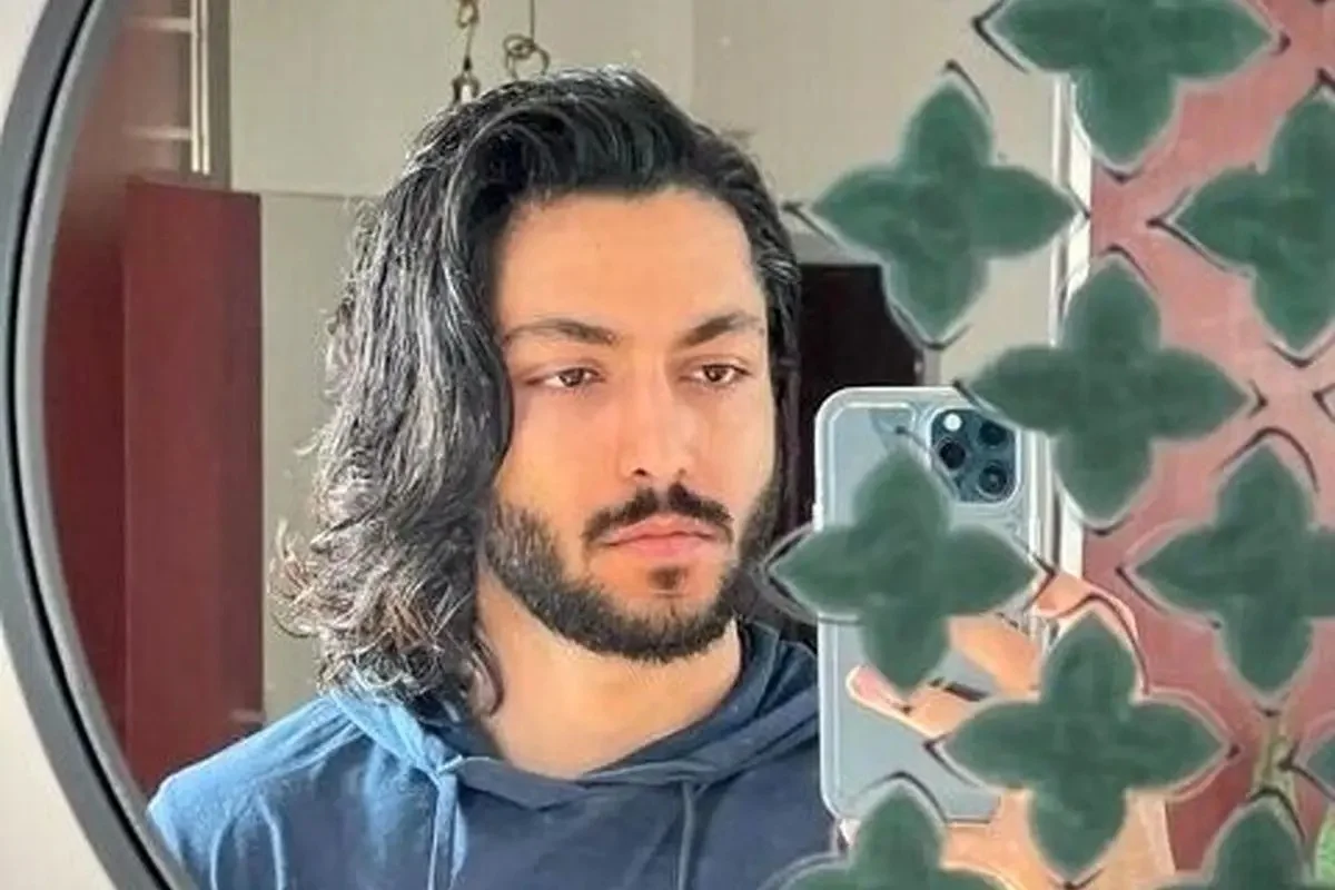 تیپ جسورانه کیسان دیباج در مسابقه آشپزی با کراوات ماهی‌دار که همه را شگفت‌زده کرد!