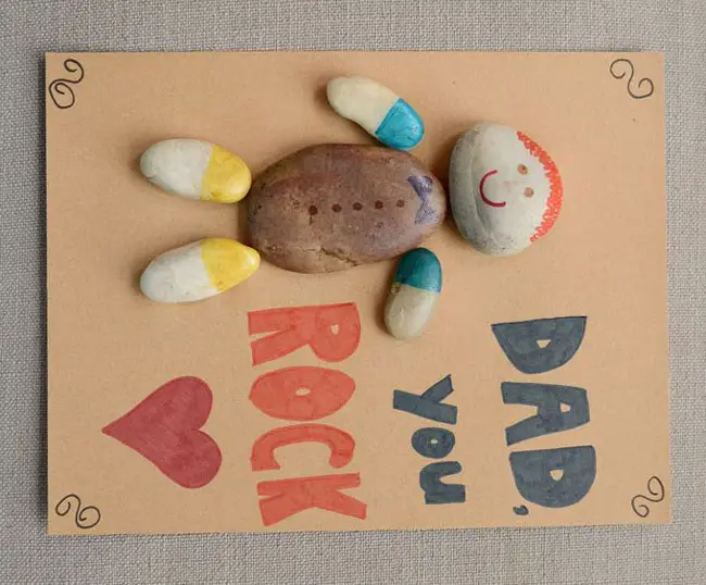 عکس درست کردن کارت پستال روز پدر با سنگ