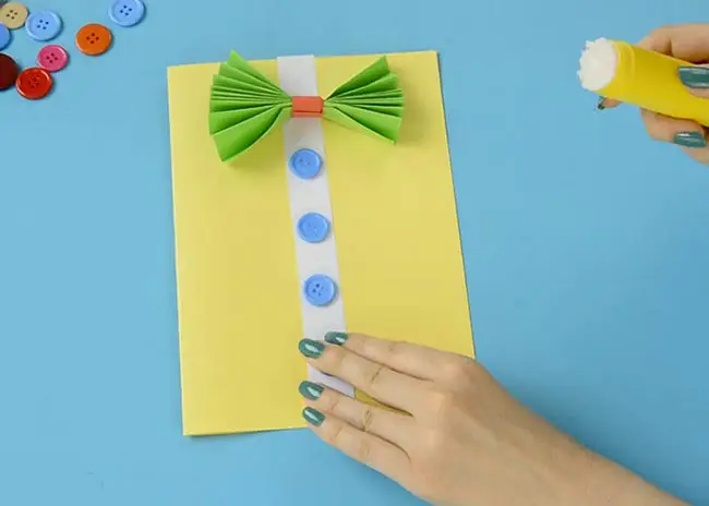 عکس درست کردن کارت پستال به شکل پیراهن برای روز پدر