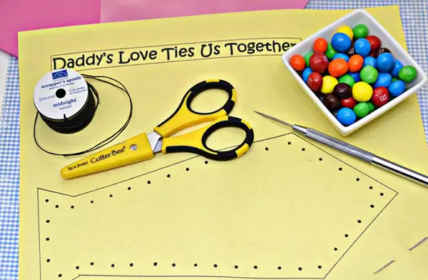 عکس درست کردن هدیه روز پدر با شکلات‌های رنگی