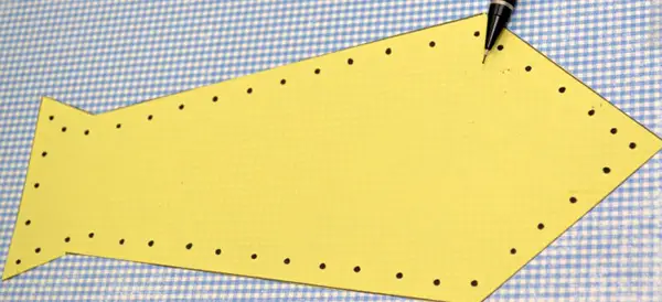 عکس درست کردن هدیه روز پدر با شکلات‌های رنگی