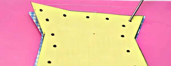 عکس درست کردن هدیه روز پدر با شکلات‌های رنگی