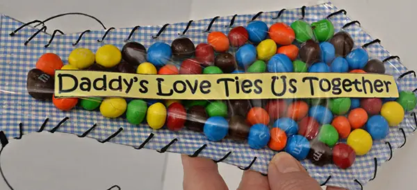 عکس درست کردن کاردستی روز پدر با شکلات‌های رنگی