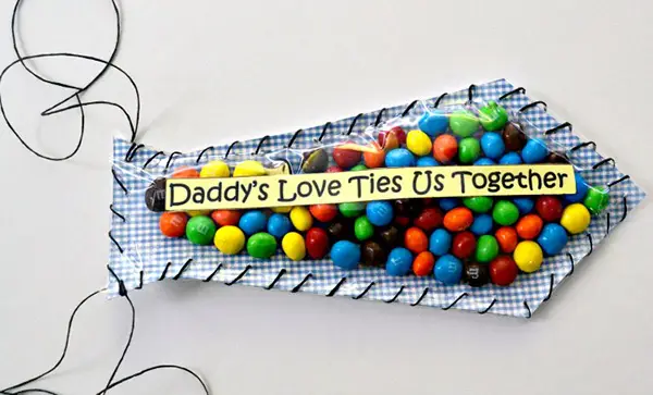 عکس درست کردن کاردستی روز پدر با شکلات‌های رنگی