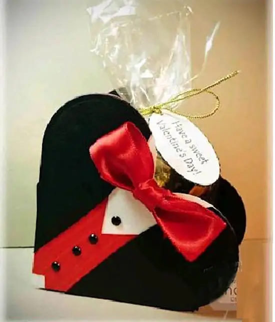 عکس درست کردن جعبه کادوی روز مرد مدل کت قلبی