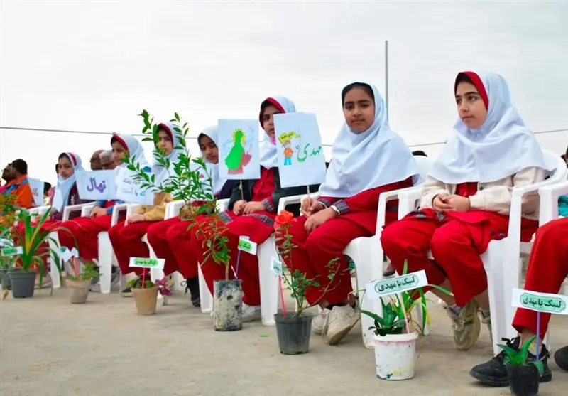 کاشت نهال در 8 نقطه  استان سمنان برای ایران سبز
