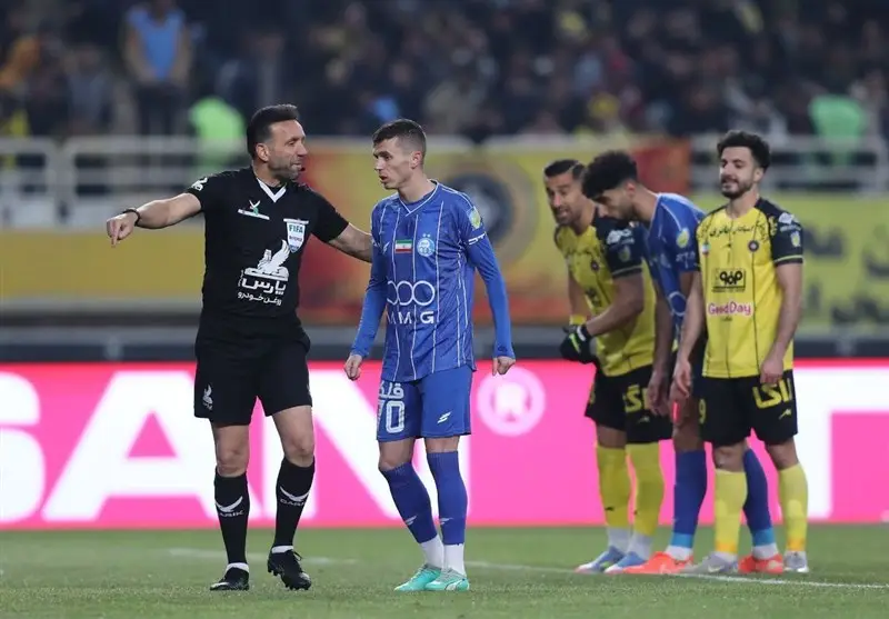 نیمه اول تقابل سپاهان و استقلال برنده نداشت