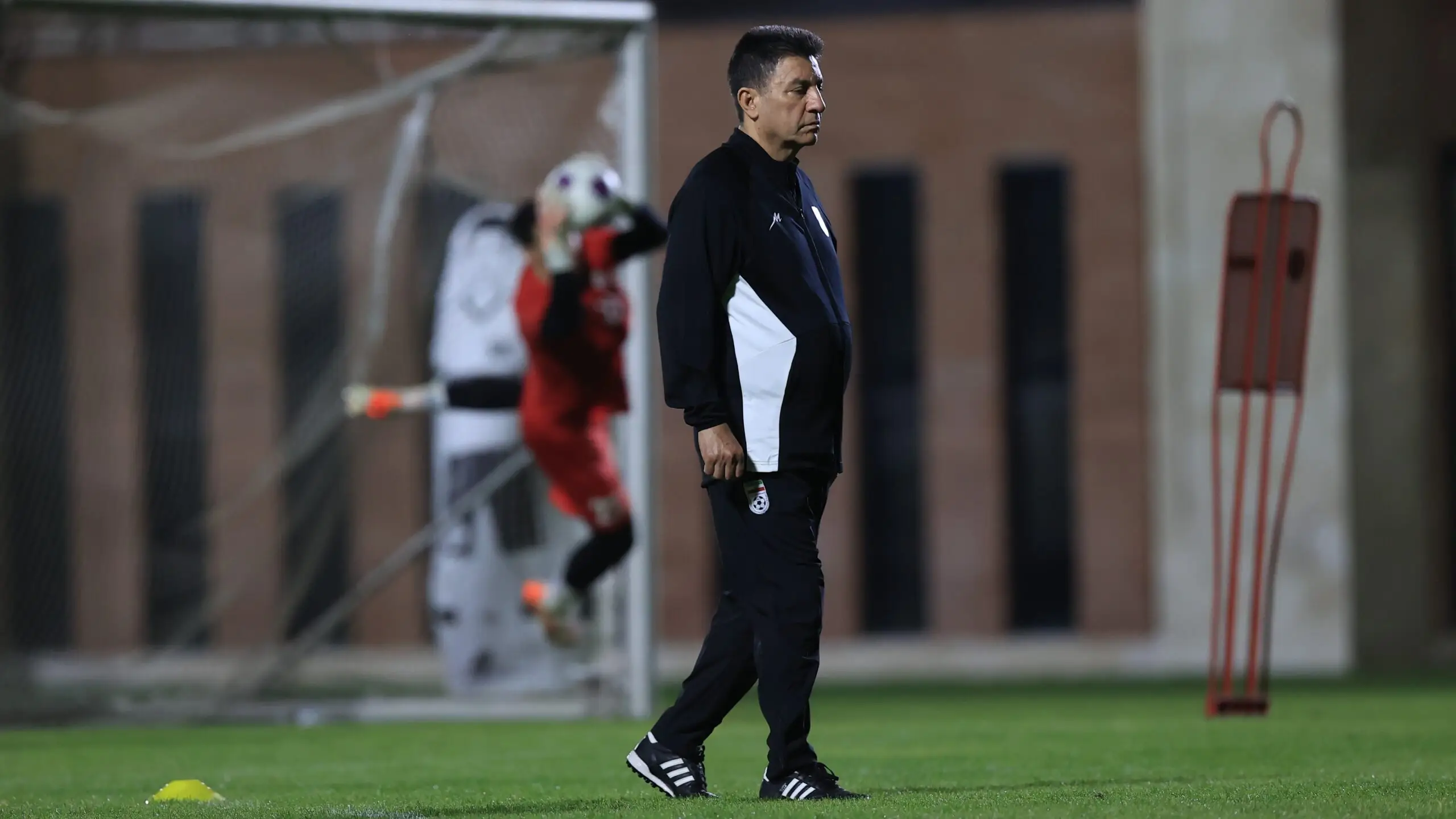 اسپانیا یا پرتغال؛ چرا «امیر» دست‌دست می‌کند؟