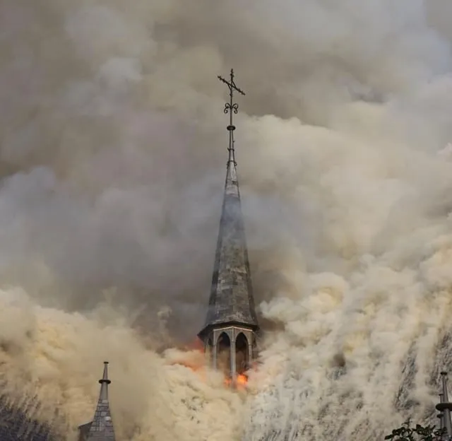  مناره کلیسای تاریخی آمستردام در میان دود