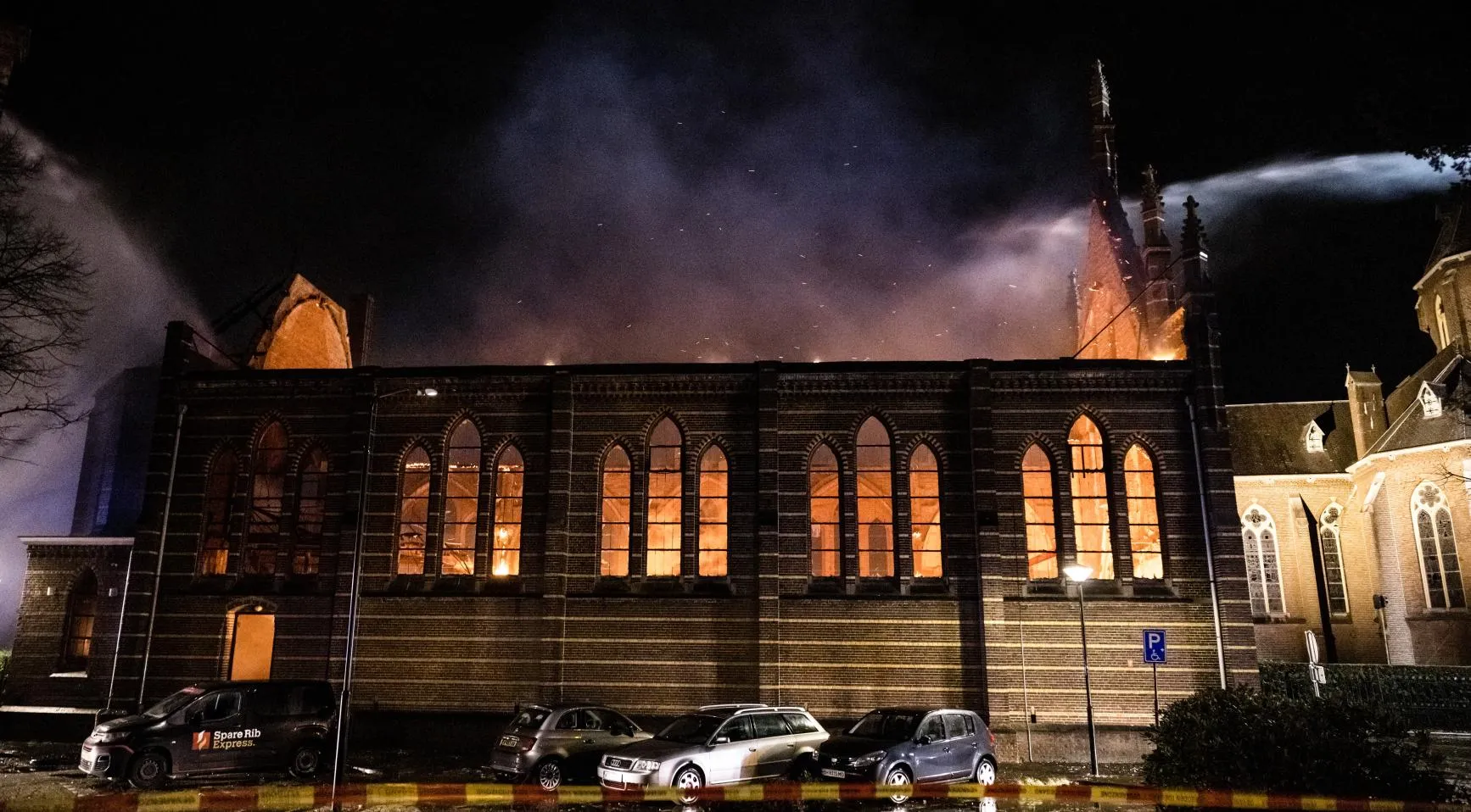 نمای بیرونی کلیسای آمستردام در آتش سوزی