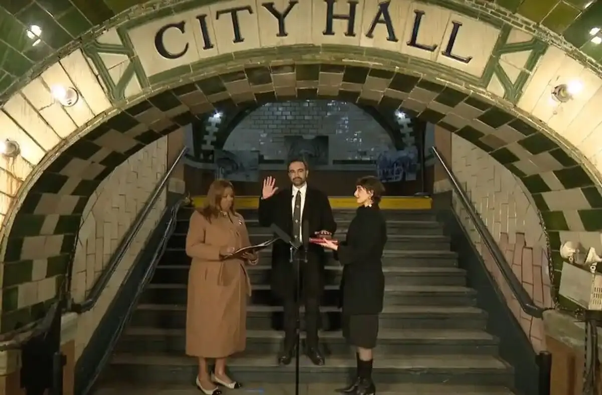 آغاز به کار شهردار جدید نیویورک با سوگند به قرآن (+عکس)