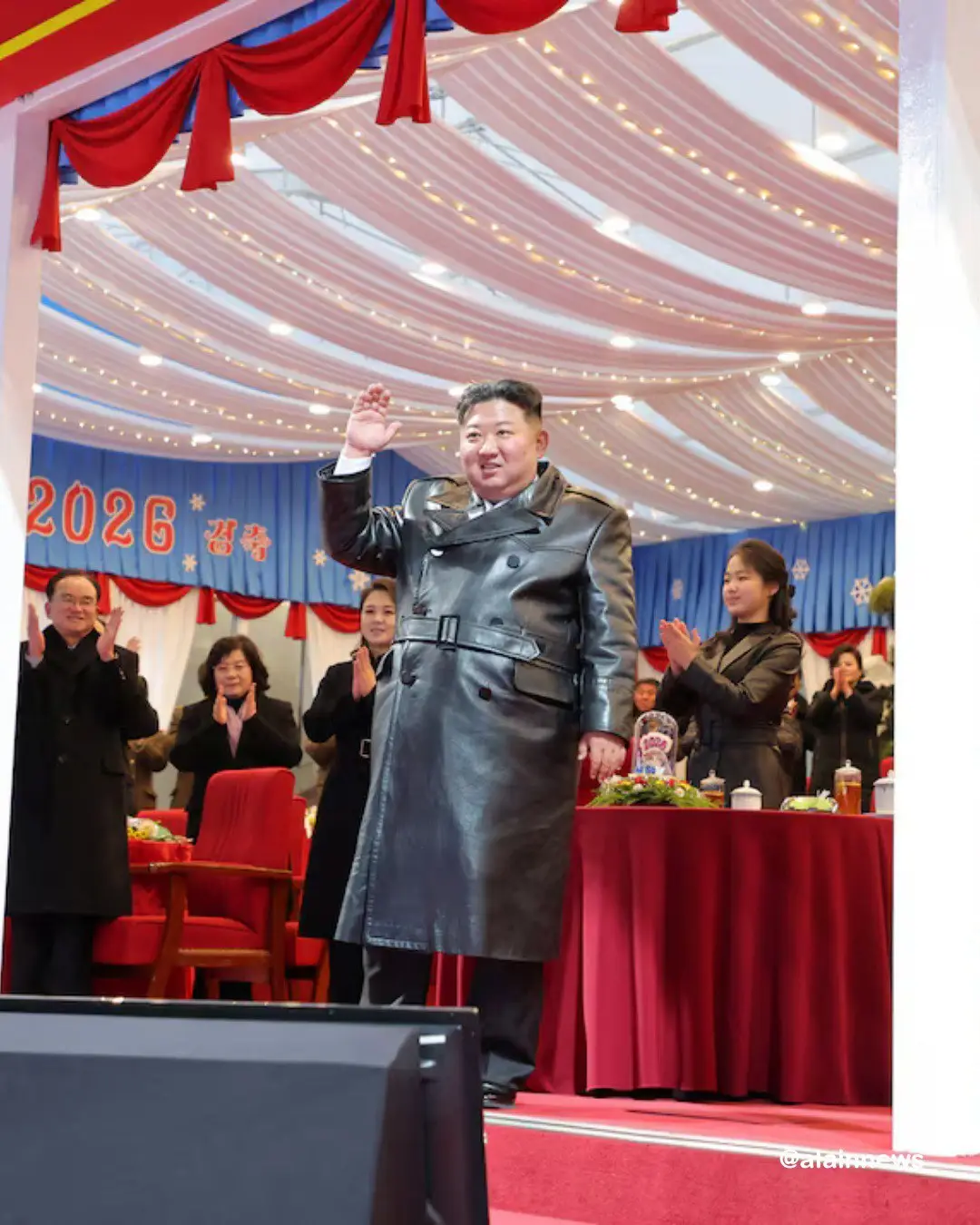 رهبر کره شمالی و دخترش در جشن سال نو 2026 ( عکس) رهبر کره شمالی و دخترش در جشن سال نو 2026 ( عکس)