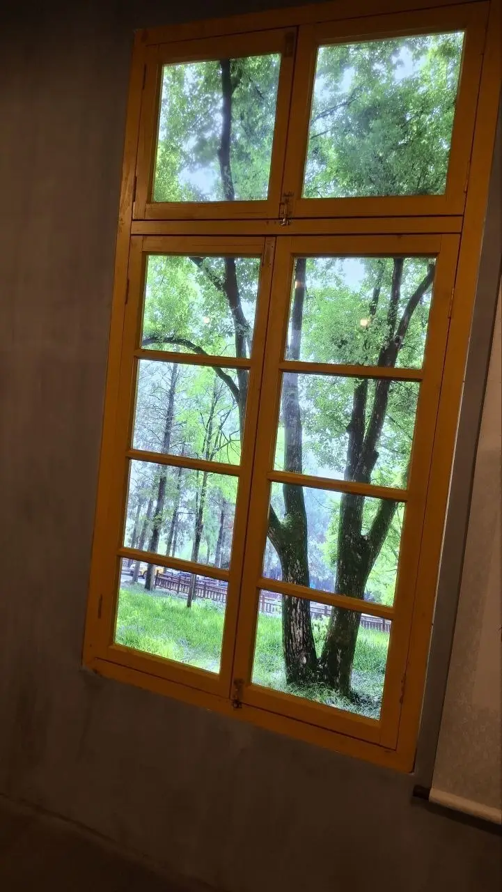 پنجره های یک کلاس درس با طراحی رنگارنگ و شاد آنچه در چین ندیدم...