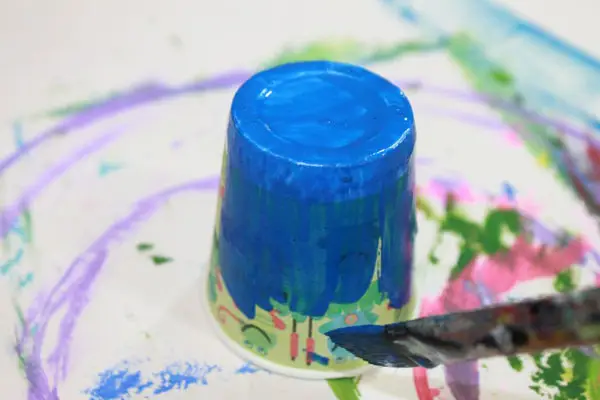 رنگ کردن لیوان کاغذی برای ساخت کاردستی برای روز پدر