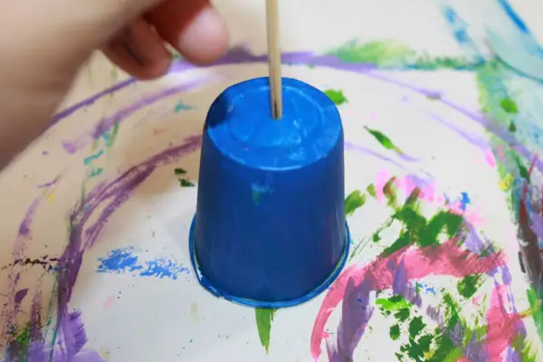 سوراخ کردن ته لیوان برای ساخت کاردستی برای روز پدر