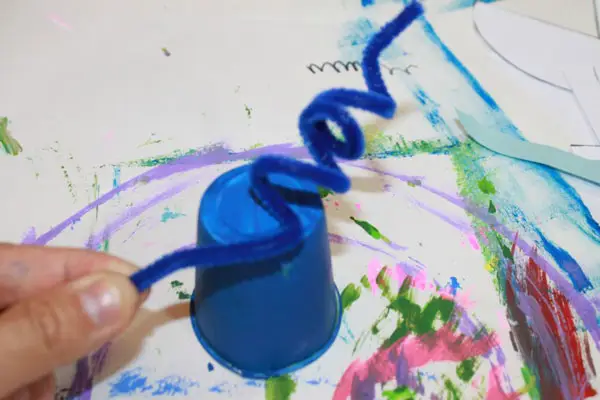 پیچاندن سیم برای ساخت کاردستی برای روز پدر