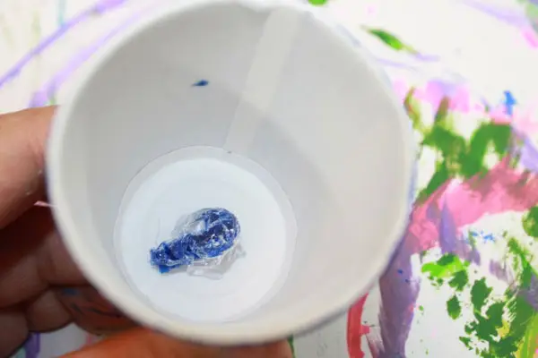 چسباندن سیم به لیوان برای ساخت کاردستی برای روز پدر