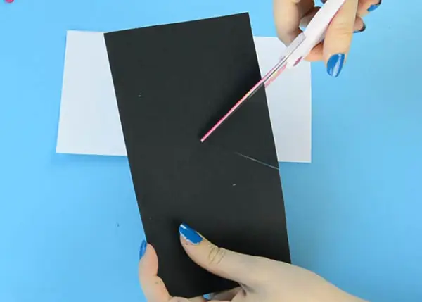 برش مثلثی از کاغذ مشکی برای ساخت کاردستی برای روز پدر