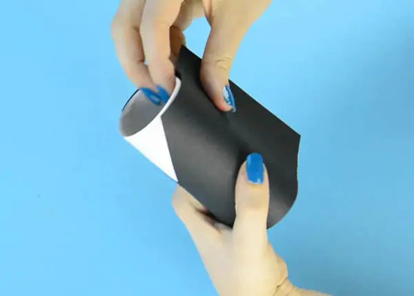 چسباندن کاغذ مشکی به رول مقوایی برای ساخت کاردستی برای روز پدر