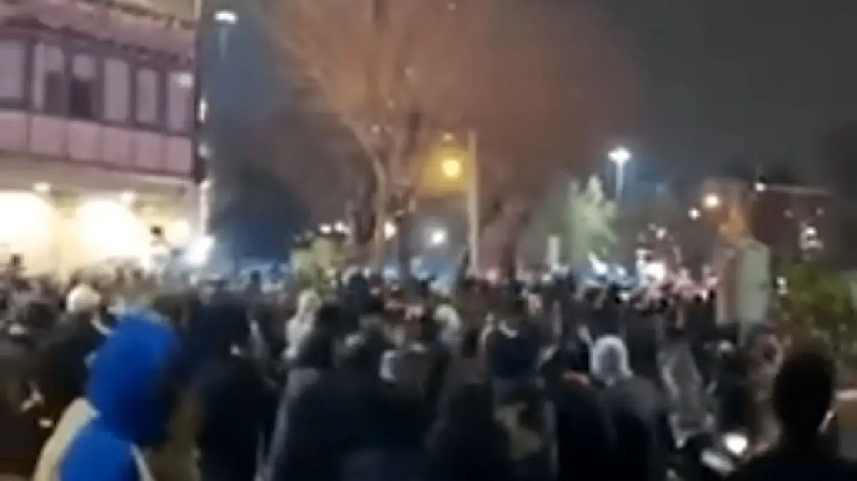 اعترافات جنجالی دو دختر نوجوان در قلب اعتراضات تهران؛ ماجرای پول گرفتن برای تجمع چیست؟