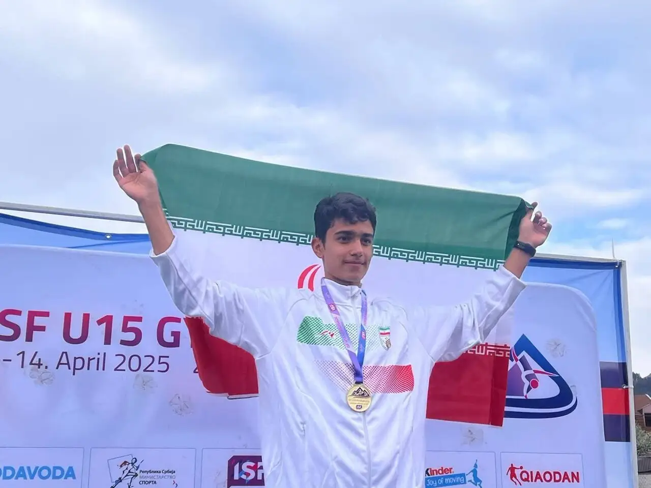 دانش‌آموز قهرمان جهان مدالش را وقف مدرسه‌سازی کرد