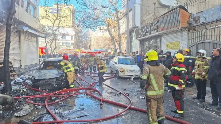 تلاش ۴۰ آتش نشان برای مهار حریق گسترده در خیابان امام رضا (ع) مشهد