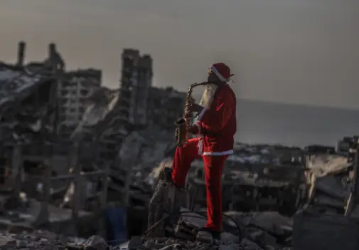 بابانوئل در میان خرابههای غزه