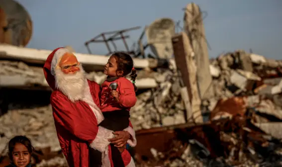 بابانوئل در میان خرابههای غزه