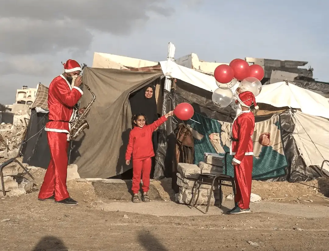 بابانوئل در میان خرابههای غزه