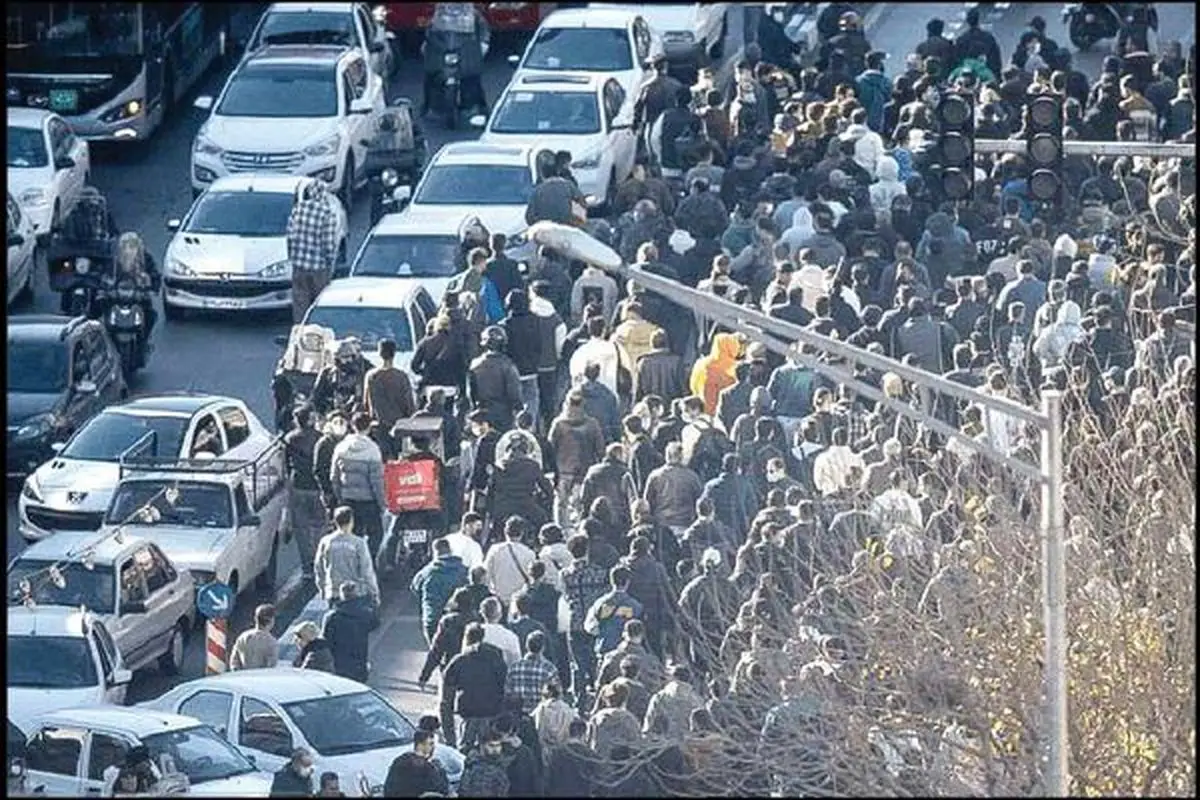 عکس وایرال شده از اعتراضات روی جلد یک روزنامه رفت