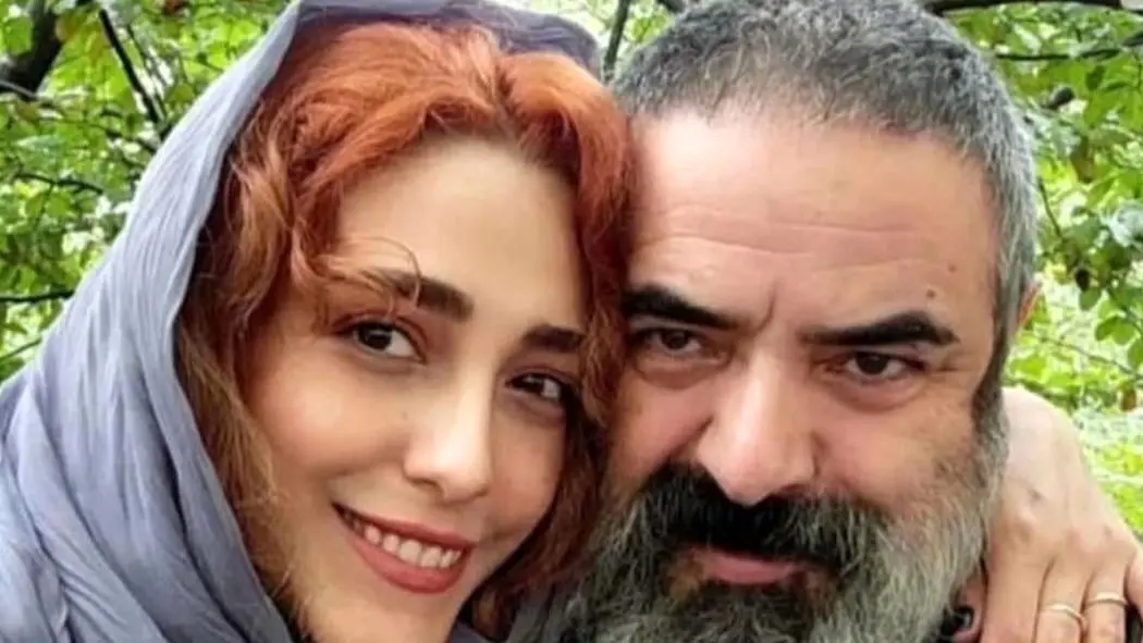 عکس/ نگاهی به چیدمان منزل حسن معجونی بازیگر سریال شیش ماهه و همسر جوانش/  مزین به قوری و فنجان با تصویری از شاه حسن قاجاری، گل و گیاه و…