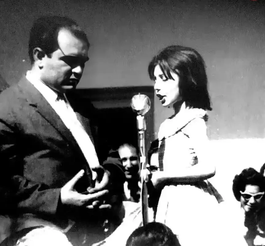 گوهر خیراندیش و گوگوش در یک سالن تئاتر اواخر دهۀ ۱۳۸۰