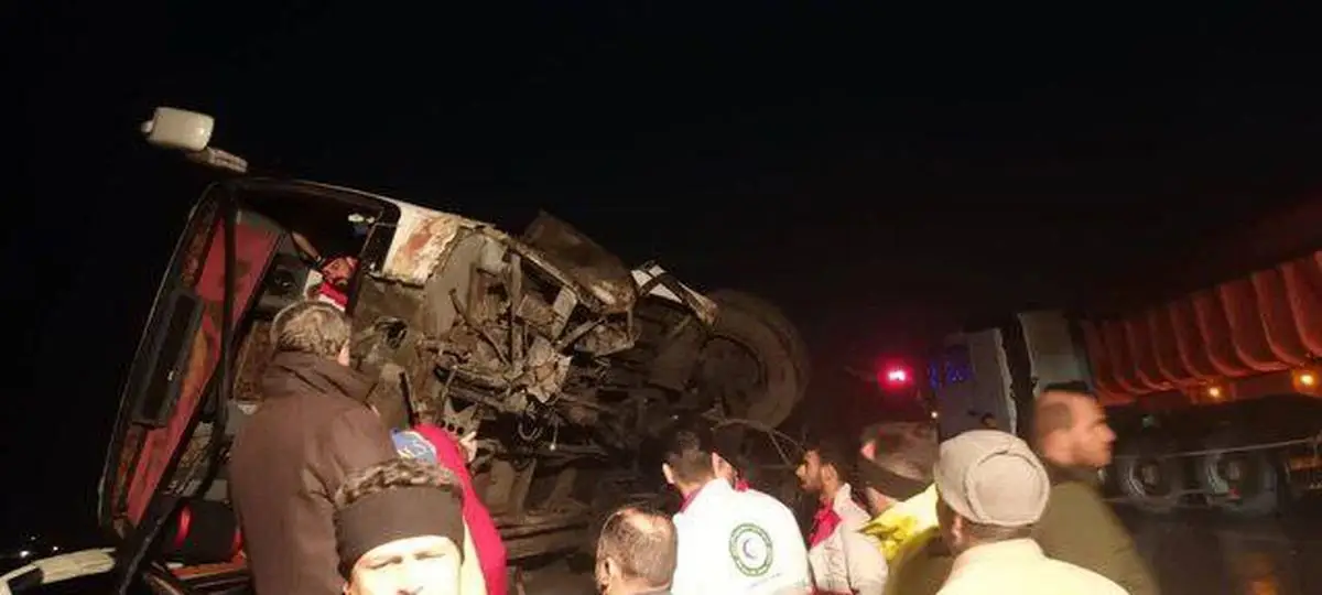 حادثه دلخراش واژگونی اتوبوس در جاده گرمسار